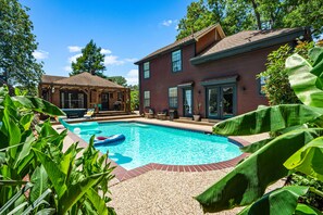 Outdoor pool - Pet Friendly, Private Backyard with Pool and Hot Tub close to all attractions (Dallas)