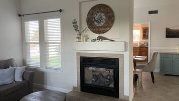 TV connectée, cheminée, lecteur de DVD, vidéothÚque