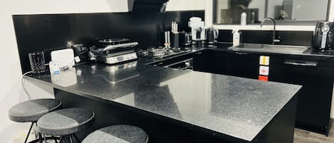 Réfrigérateur, micro-ondes, four, lave-vaisselle