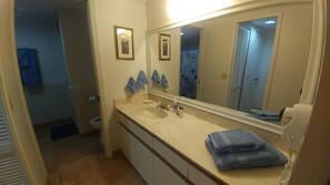 Secador de pelo, toallas