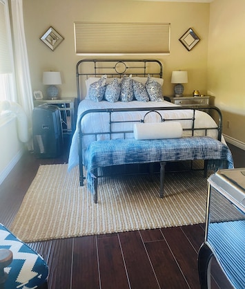 Bedroom with Queen Bed