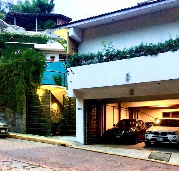 Bãi đậu xe tự phục vụ miễn phí