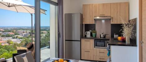 Réfrigérateur, micro-ondes, plaque de cuisson, cafetière/bouilloire