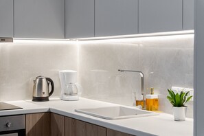 Fridge, microwave, oven, coffee/tea maker