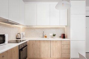 Fridge, microwave, oven, coffee/tea maker