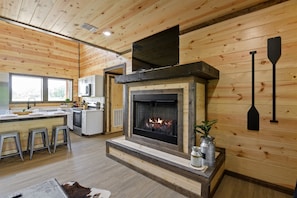 Fridge, microwave, oven, stovetop - Summer Break • Waterfront • Hot Tub • Fishing (Broken Bow)