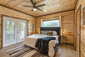 3 bedrooms, iron/ironing board, free WiFi, bed sheets - Summer Break • Waterfront • Hot Tub • Fishing (Broken Bow)
