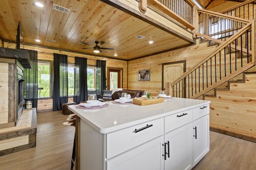 Spring Break • Hot Tub • Waterfront • Fishing