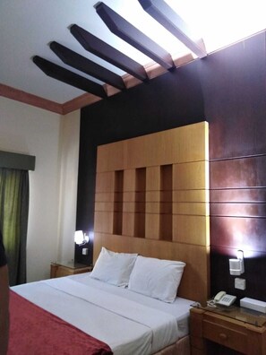 Habitación individual estándar | Edredón, minibar y caja de seguridad en la habitación