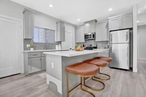 Fridge, microwave, oven, stovetop - Spacious & Immaculate Disney Vacation Home 3br/2ba (Fullerton)