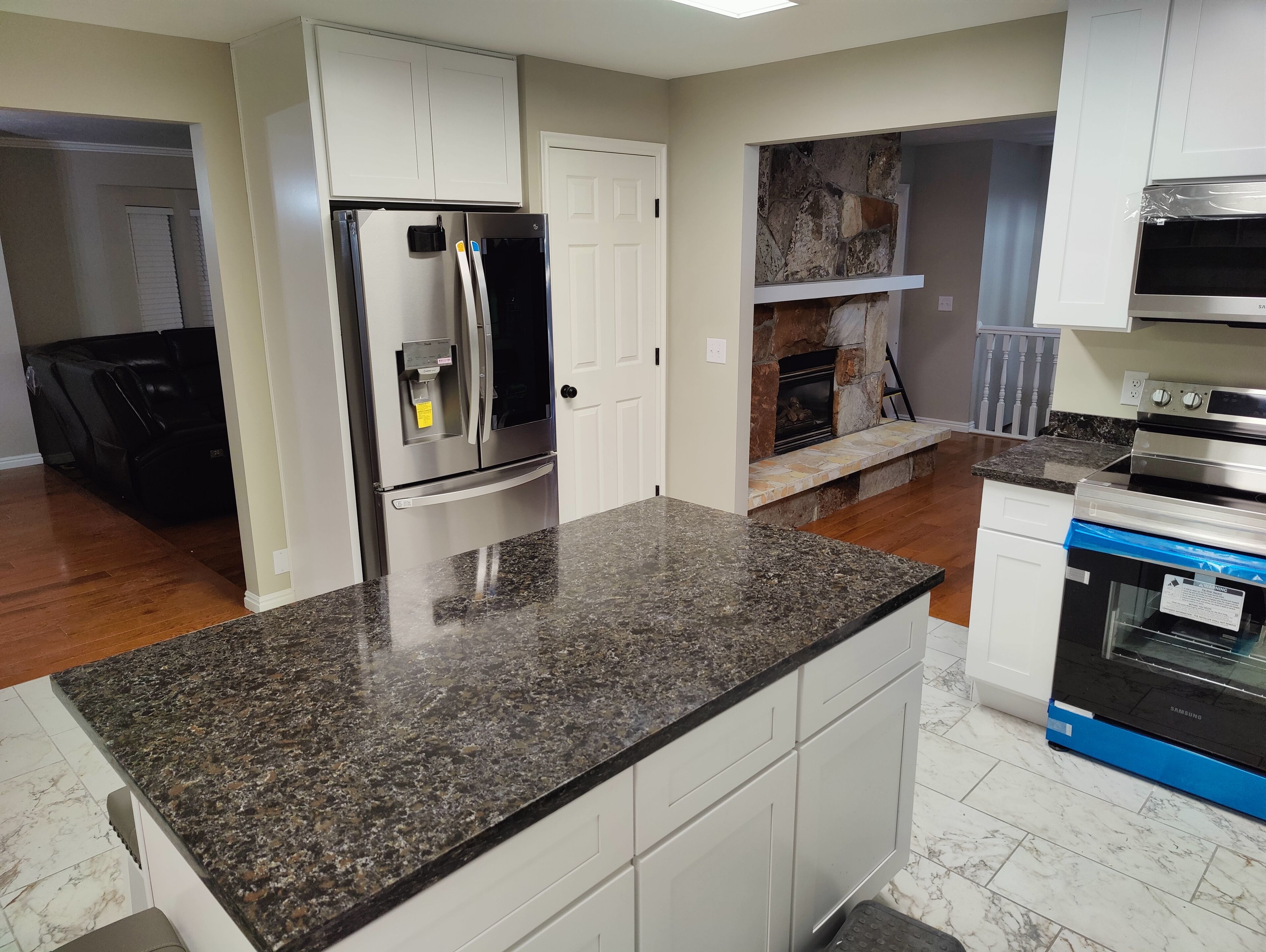 Réfrigérateur, four à micro-ondes, un four, surface de cuisson