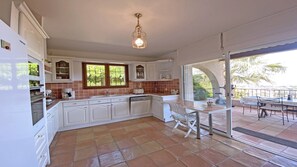 Kjøleskap, mikrobølgeovn, ovn og oppvaskmaskin