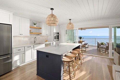 Oceanfront Luxury Condo with Spectacular 300 Sq Ft Private Balcony, Sleeps 8