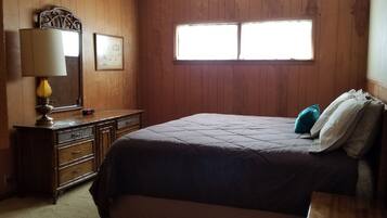 3 bedrooms, desk, iron/ironing board, WiFi