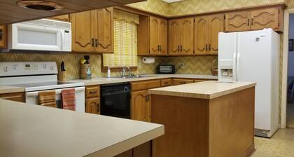 Spacious house with Wifi -- only 10 minutes from Hubbard Lake.