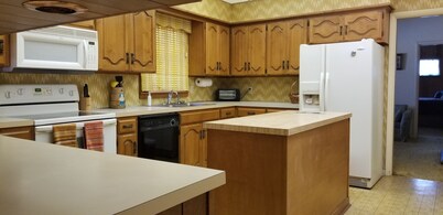 Spacious house with Wifi -- only 10 minutes from Hubbard Lake.