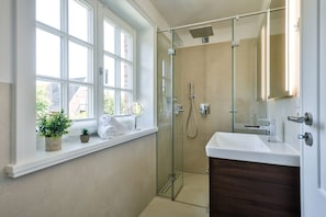 Dusche, Haartrockner, Handtücher
