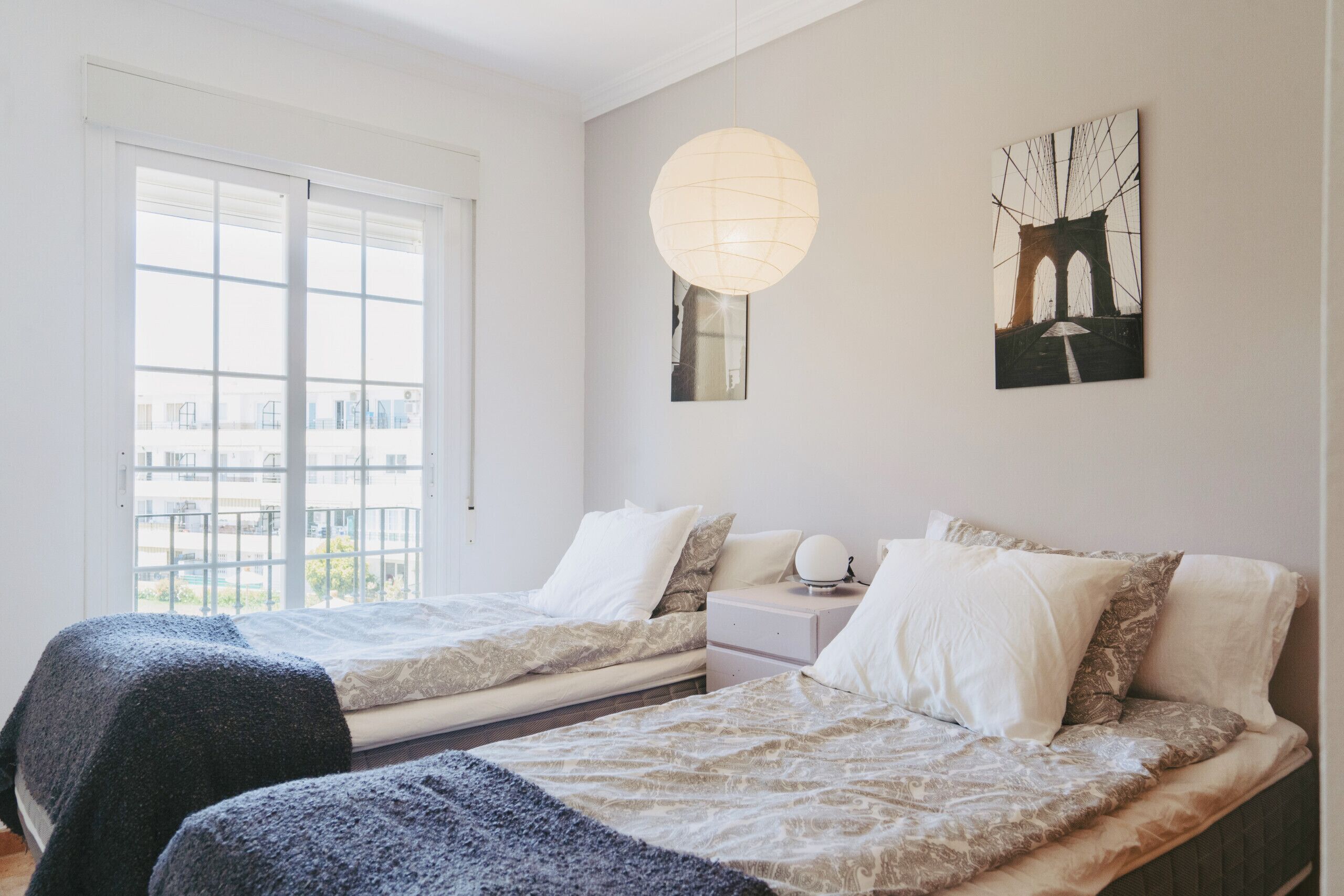 3 makuuhuonetta, tallelokero huoneessa, silitysrauta/-lauta