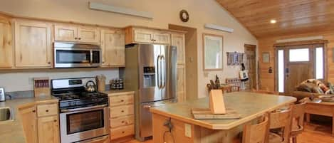 Cabin | Private kitchen | Full-size fridge, microwave, oven, stovetop