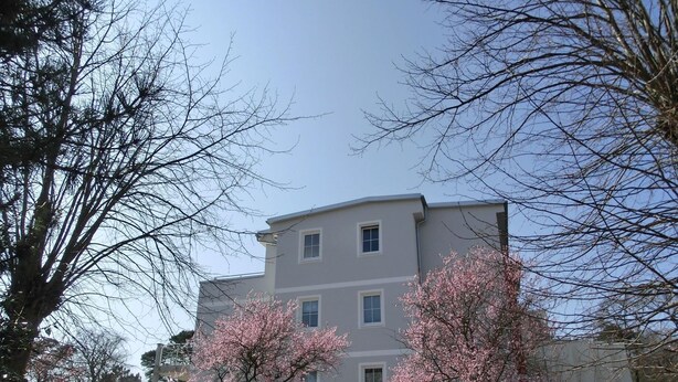 A multi-story building with a flat roof and a symmetrical facade. - Vacation apartment LP7 "Seestern" - 3-room apartment (approx. 92 m²) for 5 persons - on the 2nd floor in (Graal-Müritz)