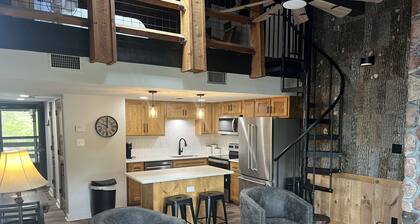 NEWLY REMODELED! English Mtn Hideaway! Smoky Mtns Dollywood Gatlinburg