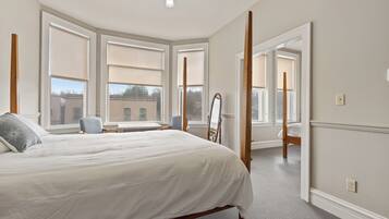 1 habitación, decoración personalizada y escritorio