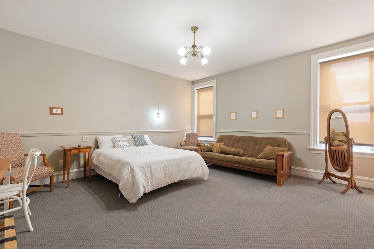 Comfort Room | 1 bedroom, individually decorated, desk, laptop workspace