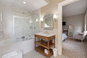 Honeymoon Room | Bathroom | Combined shower/tub, deep soaking tub, free toiletries, hair dryer - The Audubon Hotel and Event Venue (Mayville)