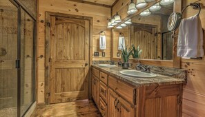 Bathtub, hair dryer, towels - Cardinal Ridge - Pet Friendly | Hot Tub | Mountain View | Shuffleboard | Mini Skeeball (Blue Ridge)
