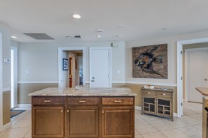 Interior - Eden W 903 A remodeled beautiful 1 Bedroom 2 Bath Gulf Front Condo with Stunning Views! (Pensacola)