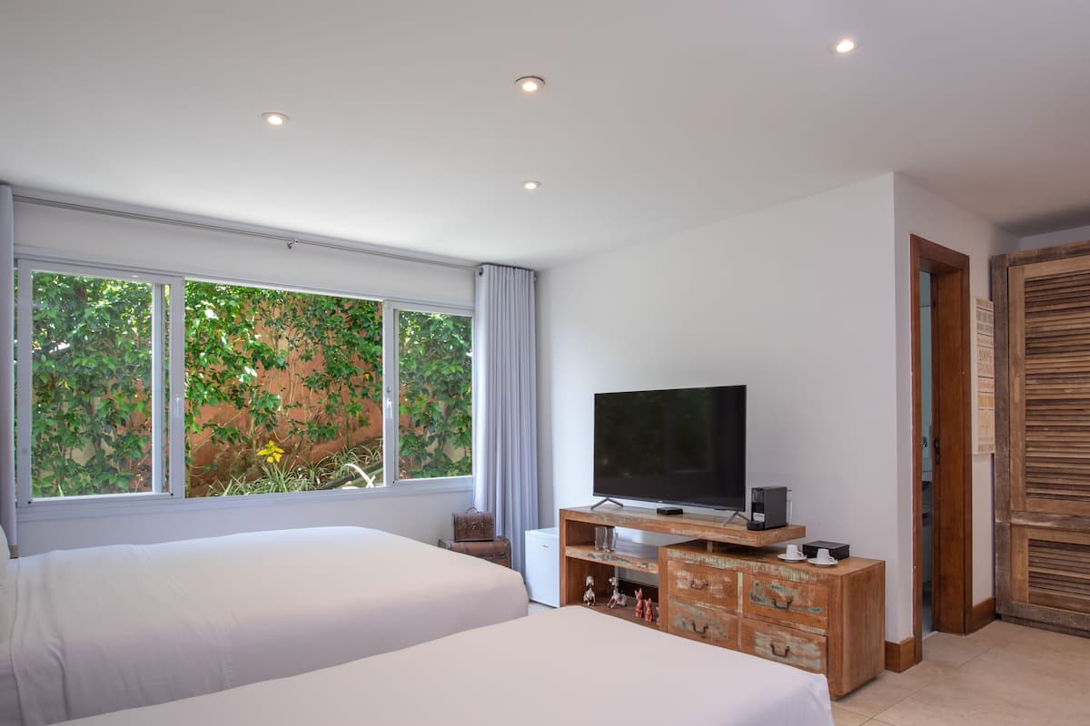 Deluxe Triple Room | Premium bedding, pillowtop beds, minibar, desk