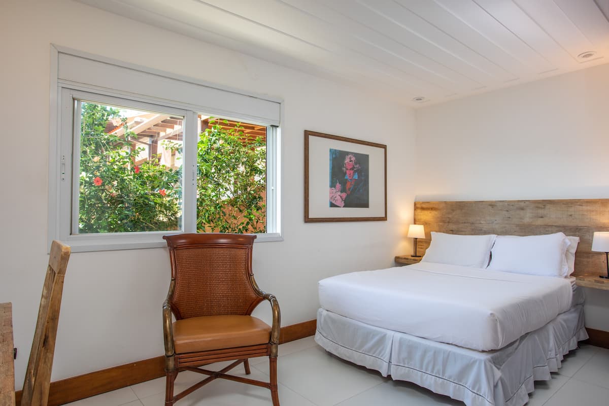 Premium bedding, pillowtop beds, minibar, desk