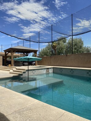 Alberca al aire libre y alberca climatizada