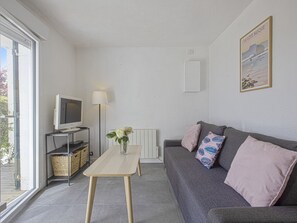 Tv, ett bordtennisbord och böcker