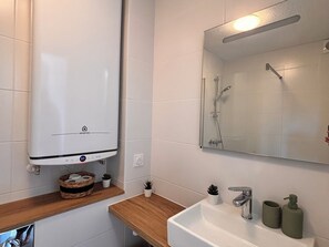 Dusch, hårtork, handdukar och tvål