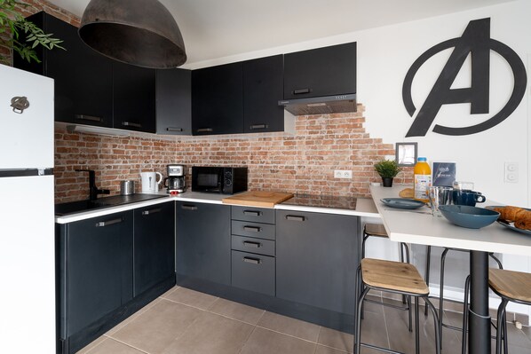 Fridge, microwave, coffee/tea maker, high chair