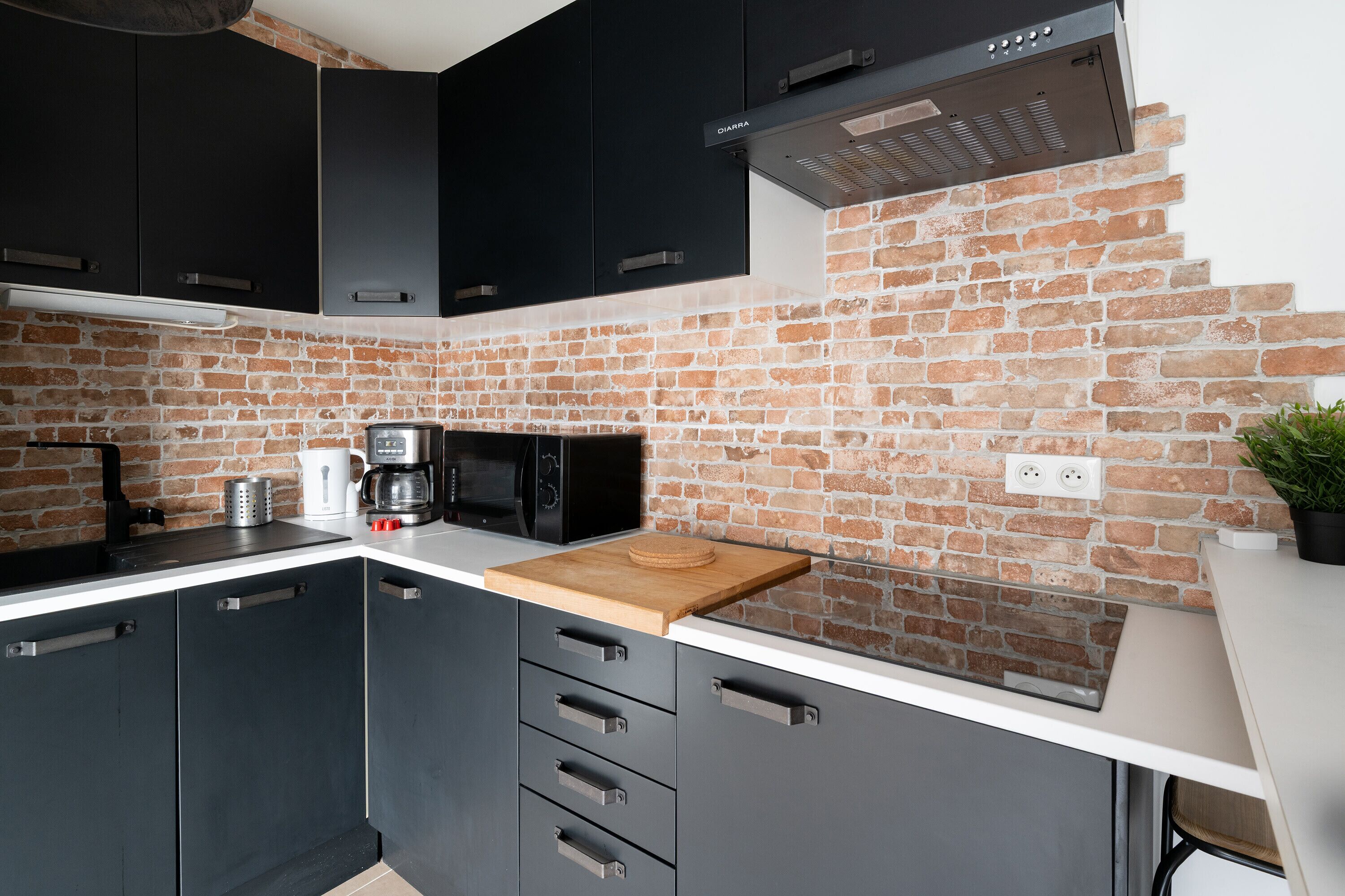 Een koelkast, een microgolfoven, een koffiezetapparaat/waterkoker