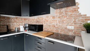 Réfrigérateur, micro-ondes, cafetiÚre/bouilloire, chaise haute