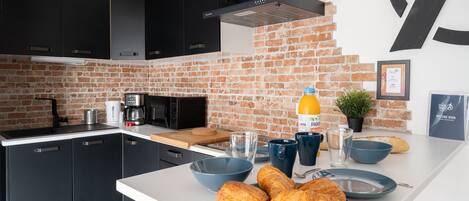 Køleskab, mikrobølgeovn, kaffe-/temaskine, højstol