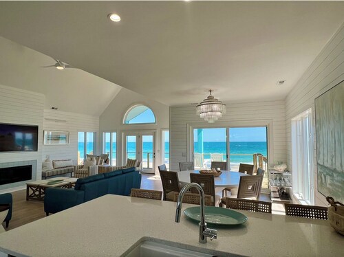 Oceanfront 8 bedroom/sleeps 20 with large gathering and outdoor areas