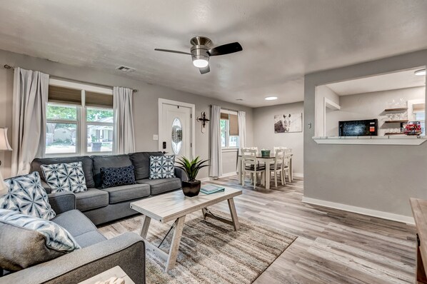 Smart-TV, DVD-spiller og bøker