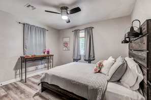 3 bedrooms, in-room safe, desk, iron/ironing board