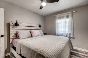 2 chambres, coffre-fort, bureau, fer et planche à repasser