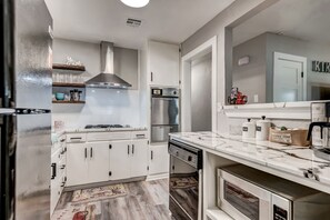 Refrigerador, microondas, horno y parrilla de estufa 