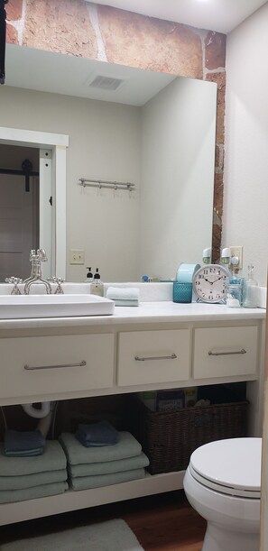 Duschwanne, Haartrockner, Handtücher, Seife