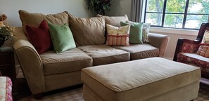 Smart-TV, Kamin, DVD-Player, Bücher