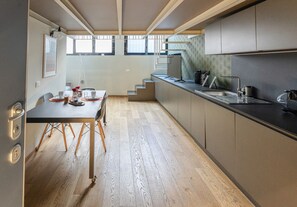 Fridge, microwave, oven, stovetop - Lovely Loft in Porta Venezia (Milan)