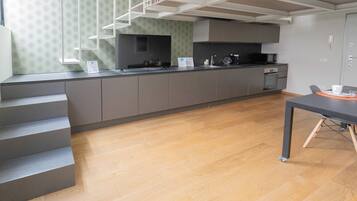 Kühlschrank, Mikrowelle, Ofen, Herdplatte