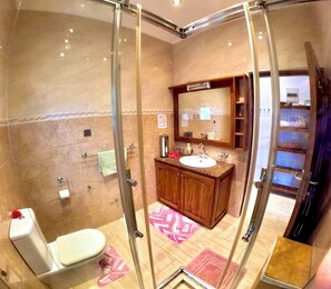 Shower, hair dryer, towels, soap - Luxury Two Bedroom Family Apartment (Victoria)