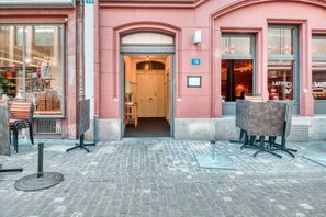 A building with a pink facade, a visible entrance, and a number '16' sign. - Altstadt Grossbasel 2.5 Room, 4 mins to Mkt (Basel)